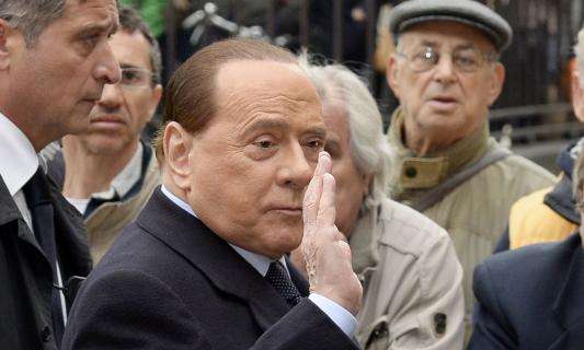Milan, Berlusconi scherza con un tifoso: "Regalo alla Roma? Se mi dai i soldi..."