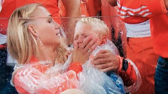 Olanda eliminata, piange in tribuna il figlio di Robben