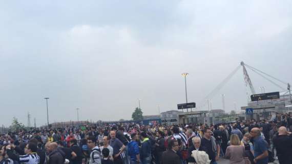Juventus, le immagini dell'arrivo della squadra incitata dai tifosi