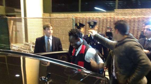 Fotonotizia: Milan, ecco l'arrivo di Essien con sciarpa rossonera 
