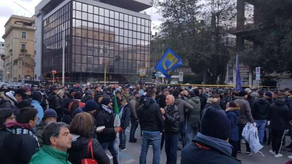 Fotonotizia - Lazio, troppi torti arbitrali: i tifosi protestano in FIGC