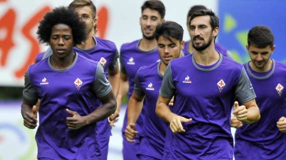 Funerali Astori, Carlos Sanchez entra con la Fiorentina