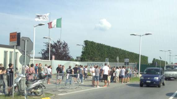 Fotonotizia - Juventus, i tifosi bianconeri all'esterno di Vinovo