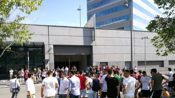 TMW - Milan, tanti tifosi all'esterno della sede in attesa di Higuain 