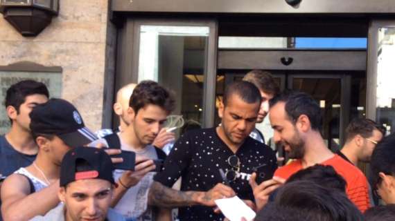 VIDEO - Juventus, l'arrivo di Dani Alves al J Medical. Tifosi in delirio