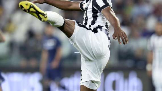 Juventus, lesione muscolare per Evra. Stop di un mese