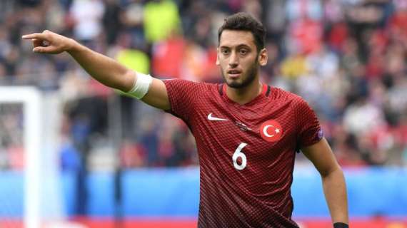 Bayer, dalla Turchia: accordo col Chelsea per la cessione di Calhanoglu