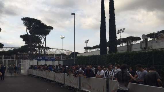 VIDEO - Milan-Juve, l'esterno dell'Olimpico a meno di tre ore dalla finale