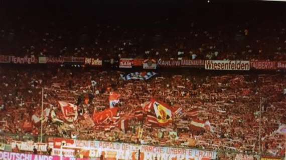Striscione anti-Uefa dei tifosi del Bayern all'Allianz Arena