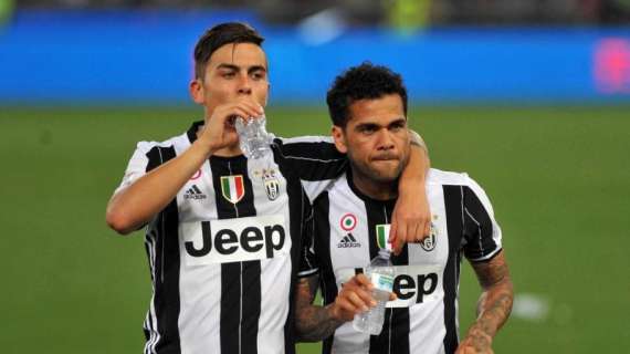 Dani Alves fa inferocire i tifosi della Juventus: "Dybala via? Vattene tu"