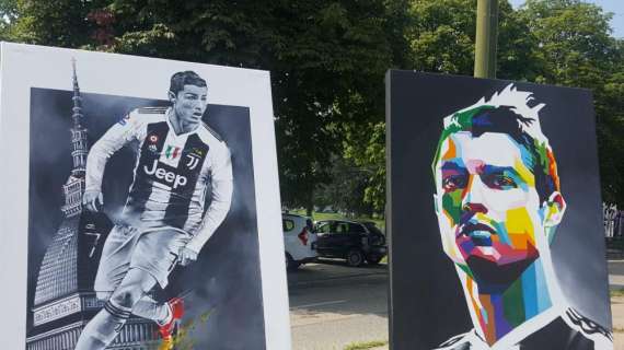 Fotonotizia - Juventus, ritratti di CR7 all'esterno della Continassa