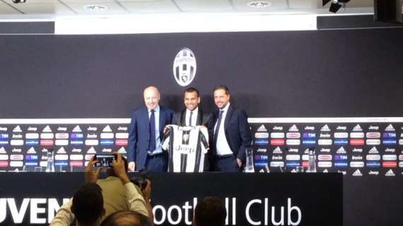 VIDEO - Juventus, Dani Alves firma autografi dopo la presentazione