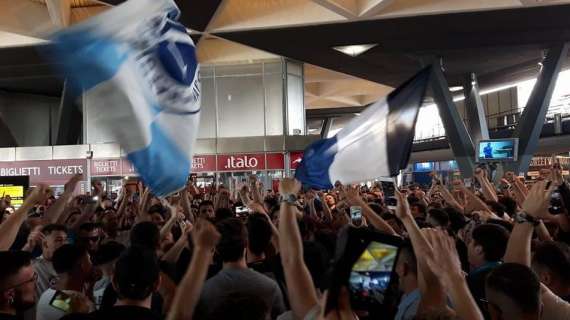 Fotonotizia - Napoli, bagno di folla prima della partenza per Firenze