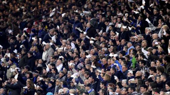 Fotonotizia - Inter, panolada dei tifosi per il gol annullato 