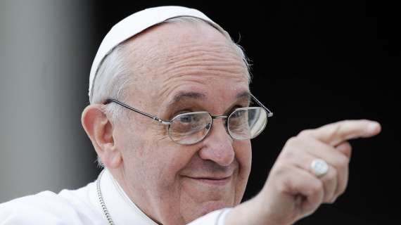 Papa Francesco riceve in dono la maglia della Casertana