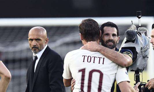 Roma, il Chievo omaggia Totti: "Grazie per questo riconoscimento"