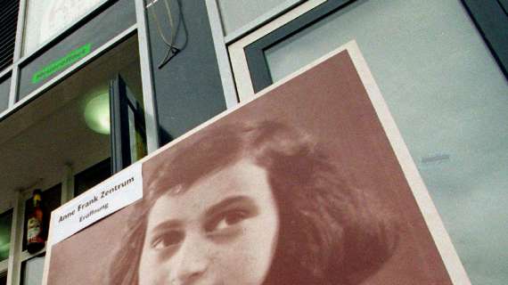 Anche in Germania adesivi con Anna Frank