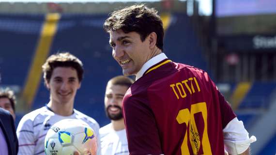 Trudeau, foto con la maglia n.10 di Totti