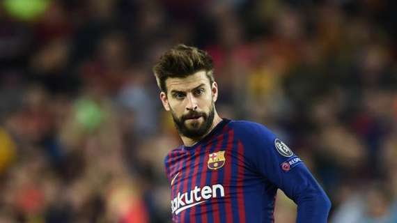 Barça, Piqué distratto a Milano: dà testata allo specchietto del pullman