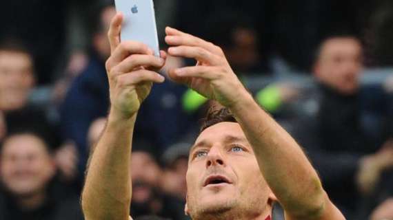 11 gennaio 2015, Totti batte il record di gol nel derby. Ed esulta con un selfie
