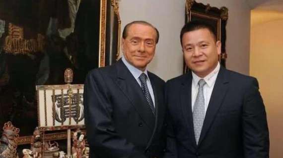 Milan, la foto della stretta di mano Berlusconi-Yonghong Li