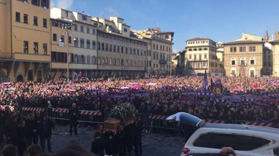 Fotonotizia - Funerali Astori, la folla davanti la basilica di Santa Croce