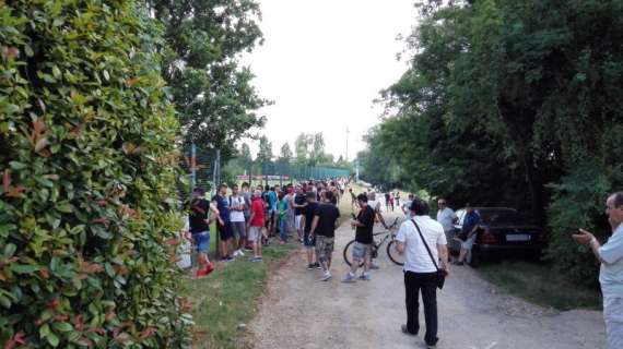 Fotonotizia - Milan, circa 200 tifosi a Milanello per il raduno 