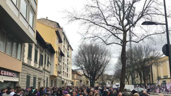 Fotonotizia - Fiorentina, tanti tifosi già al "Franchi" per salutare Astori