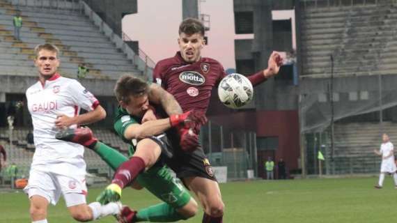 Salernitana-Bari 0-0 al 45'. Annullato un gol a Joao Silva