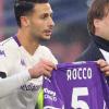 ACF Fiorentina rinde homenaje a Rocco Commisso: el detalle en la camiseta ante el...