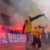 Zenica se calienta: marcha de hinchas bosnios liderada por una banda de rock