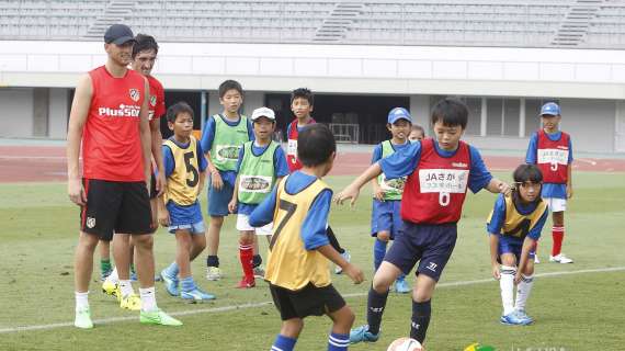 Un centenar de niños japoneses participan en el clinic del Atlético