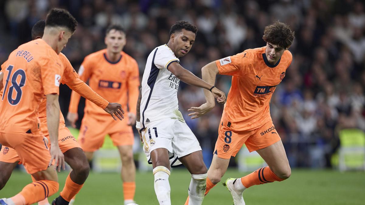 Valencia pide 50 millones por Javi Guerra ante el interés del Barcelona