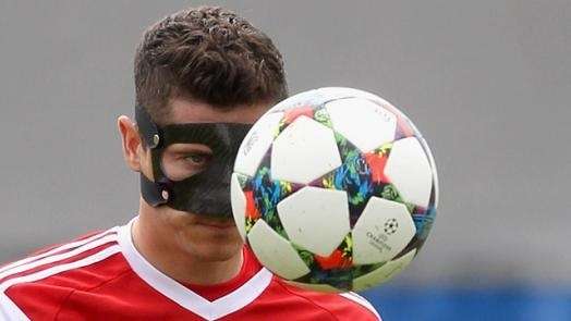 Lewandowski entrena con una máscara facial pensando en el Camp Nou