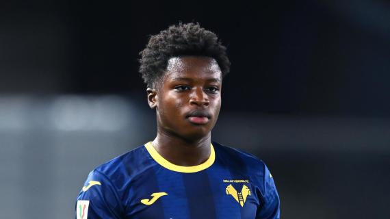 OFICIAL: Verona, Alphadjo Cisse renueva y sale cedido al Catanzaro