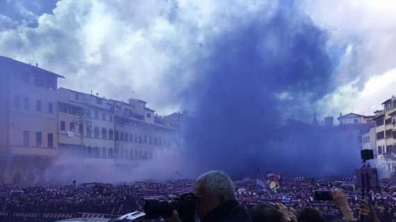 Fiorentina, los hinchas entonan el himno del club para despedir el féretro de Astori
