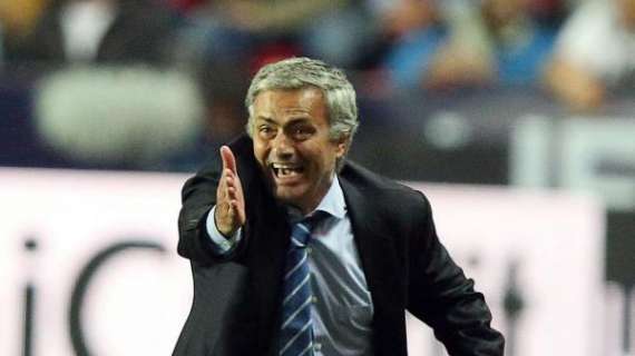 Mourinho, multado con 10.000 euros por invadir el campo ante el Aston Villa