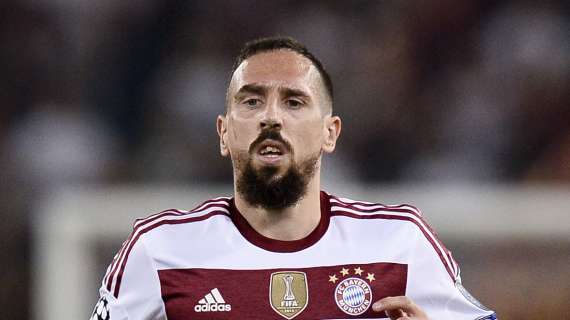 Bayern, Ribéry golpeado con una bufanda por un hincha que invadió el campo en Hamburgo (VIDEO)