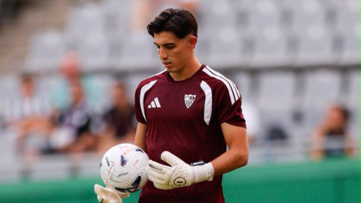 Alberto Flores podría salir del Sevilla para buscar minutos en Segunda