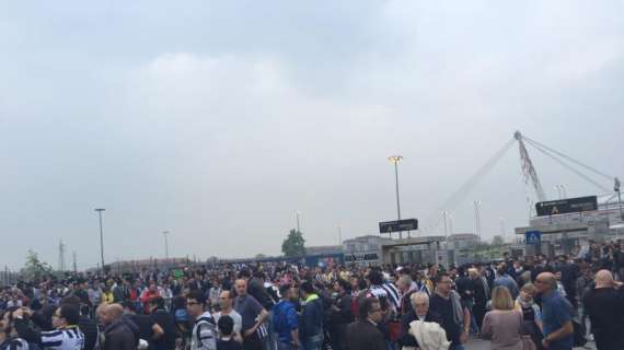 Juventus, la imagen de la llegada del equipo animado por los hinchas