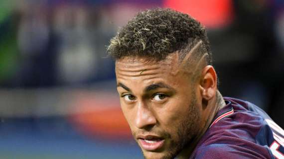 Neymar visita a la plantilla del FC Barcelona