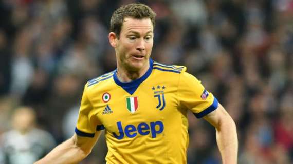 OFICIAL: Augsburg, firma Lichtsteiner