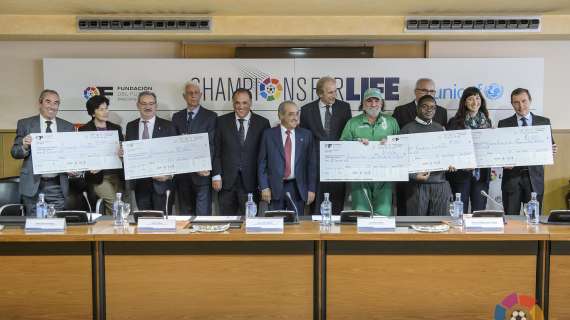 La LFP hace entrega de los fondos recaudados en el partido 'Champions for Life'