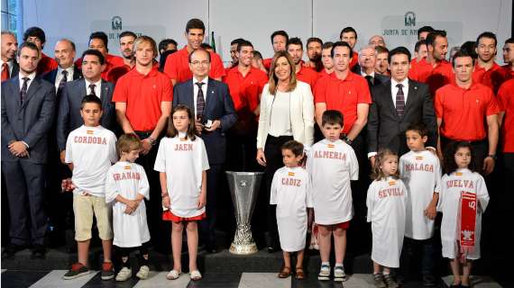 Díaz recibe al Sevilla en San Telmo y felicita al club por la tercera copa de la UEFA