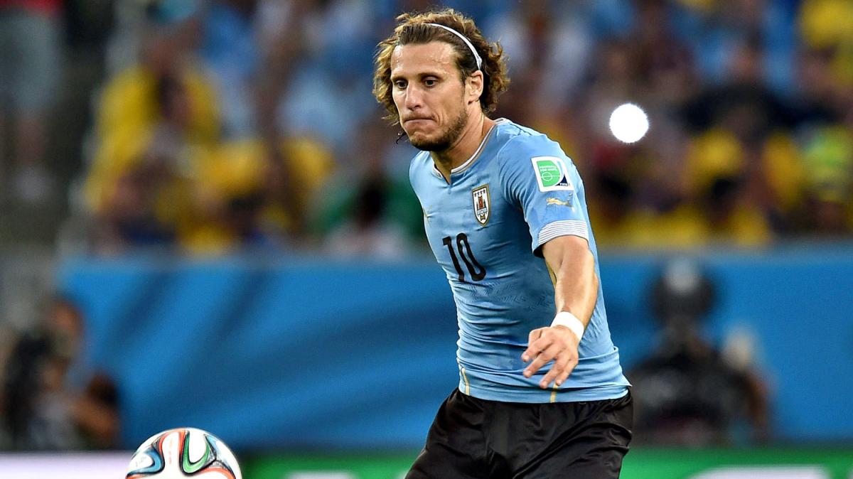 Susto por Diego Forlán: el ex delantero se fractura tres costillas en un partido amateur