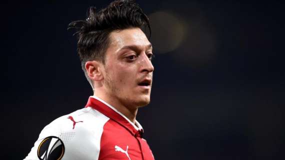 Arsenal, intermediarios trabajan para buscar un destino a Özil