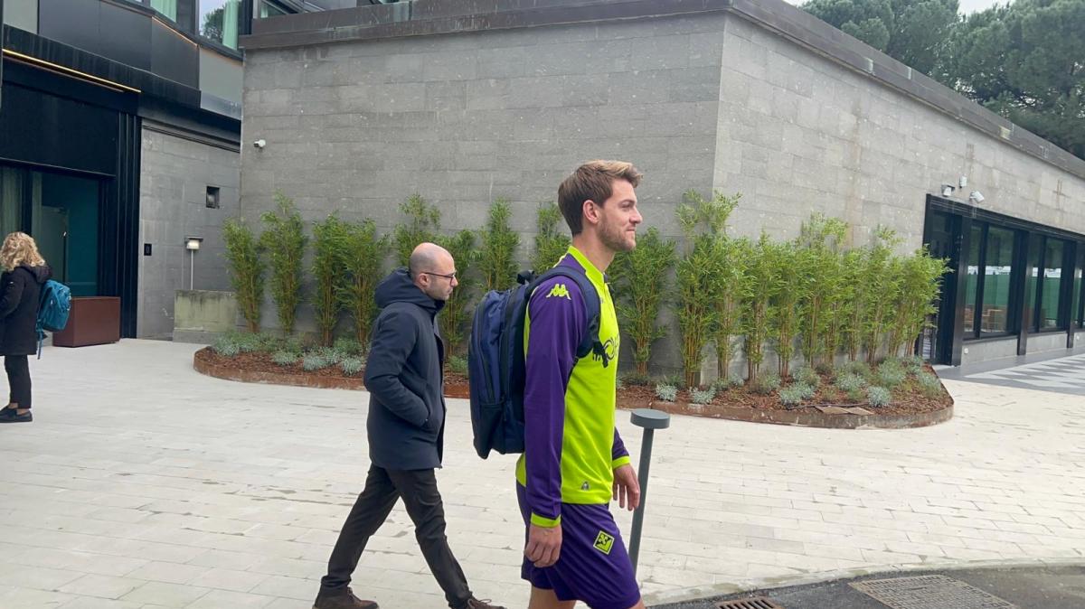 ACF Fiorentina, ya está Rugani. El nuevo central ha llegado a Florencia: las imágenes