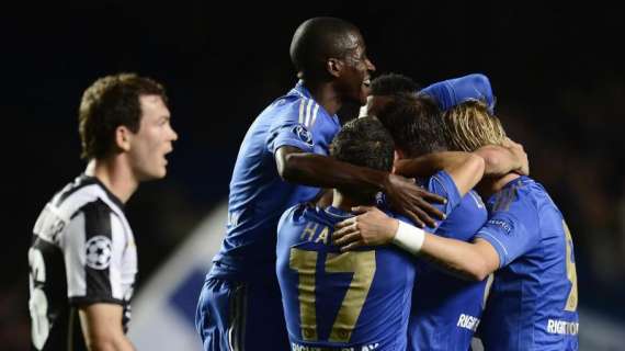 Chelsea, Rui Faria festeja el gol de Cesc en la cara de Chris Ramsey