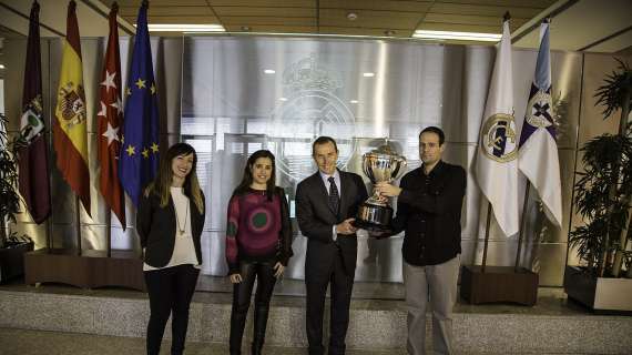 El Real Madrid recibe el trofeo como campeón de Invierno