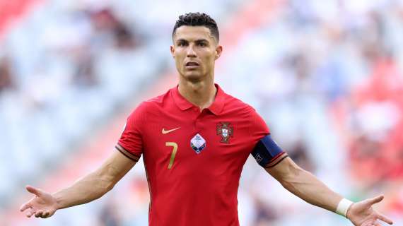 Cristiano Ronaldo de penalti adelanta a Portugal (1-0)